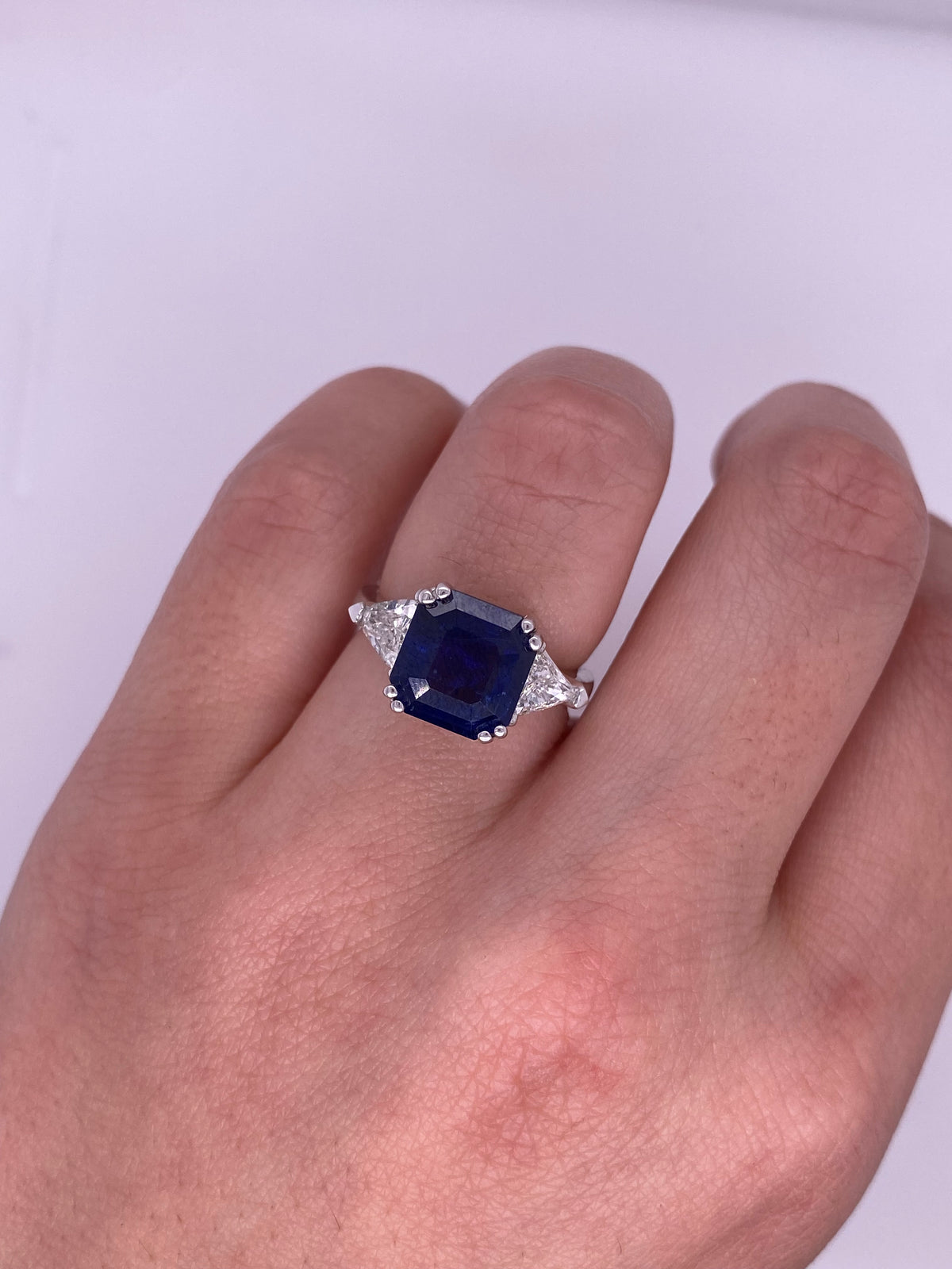 A0072 - Anillo three stone zafiro con diamantes