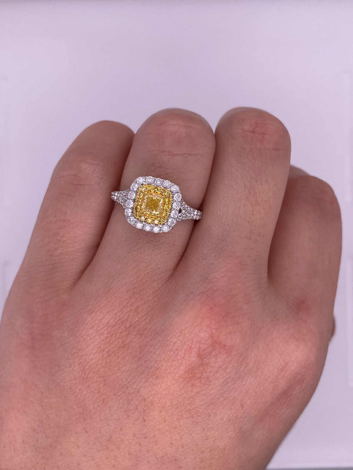 A0156 - Anillo diamante amarillo con halo