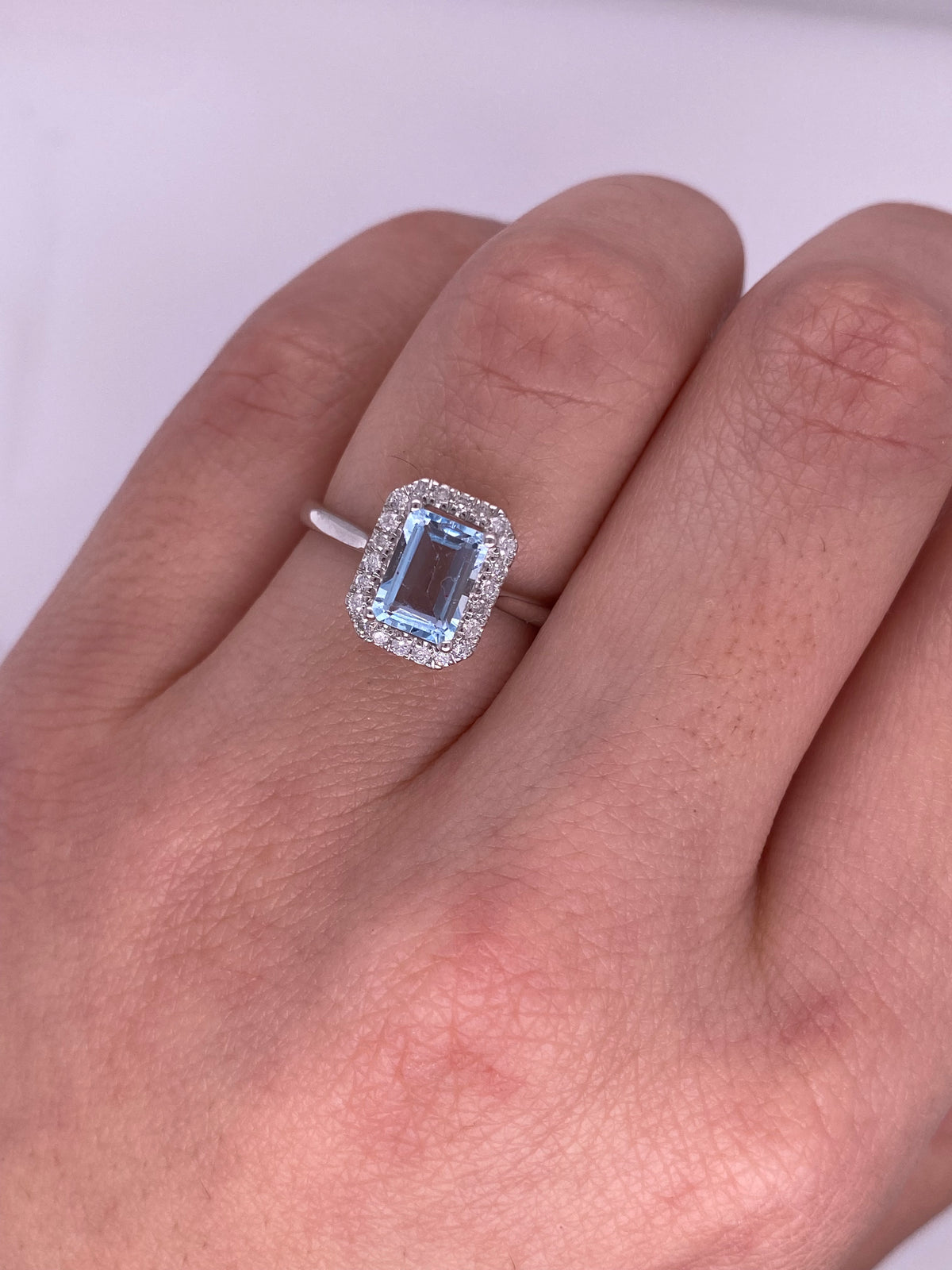 A0045 - Anillo aguamarina corte esmeralda con halo diamantes