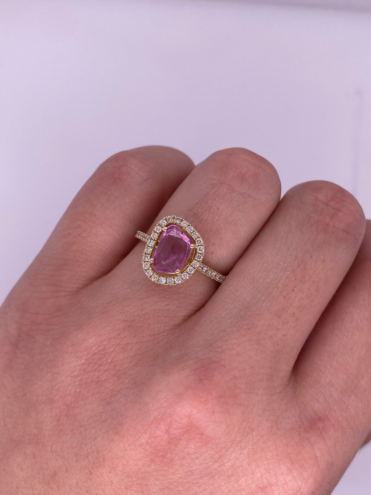 A0007 - Anillo zafiro rosa con halo brillantes