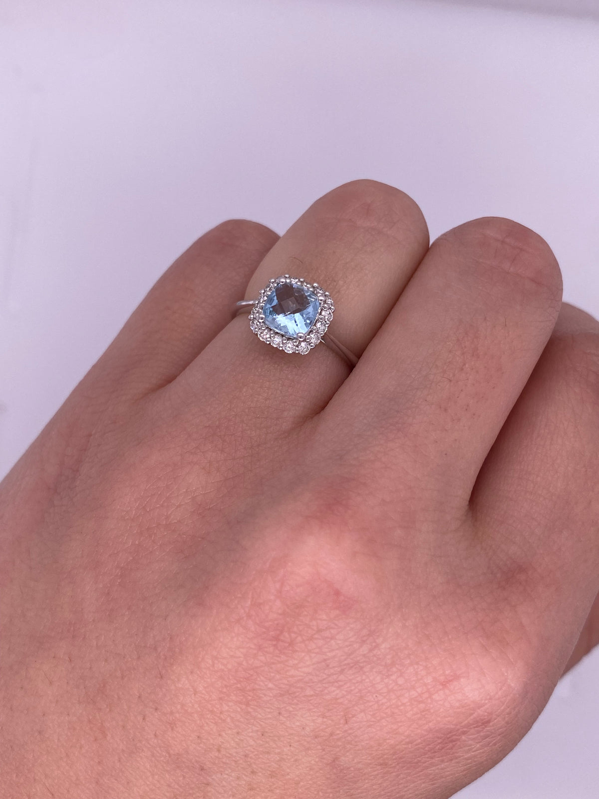 A0059 - Anillo aguamarina corte cushion con halo