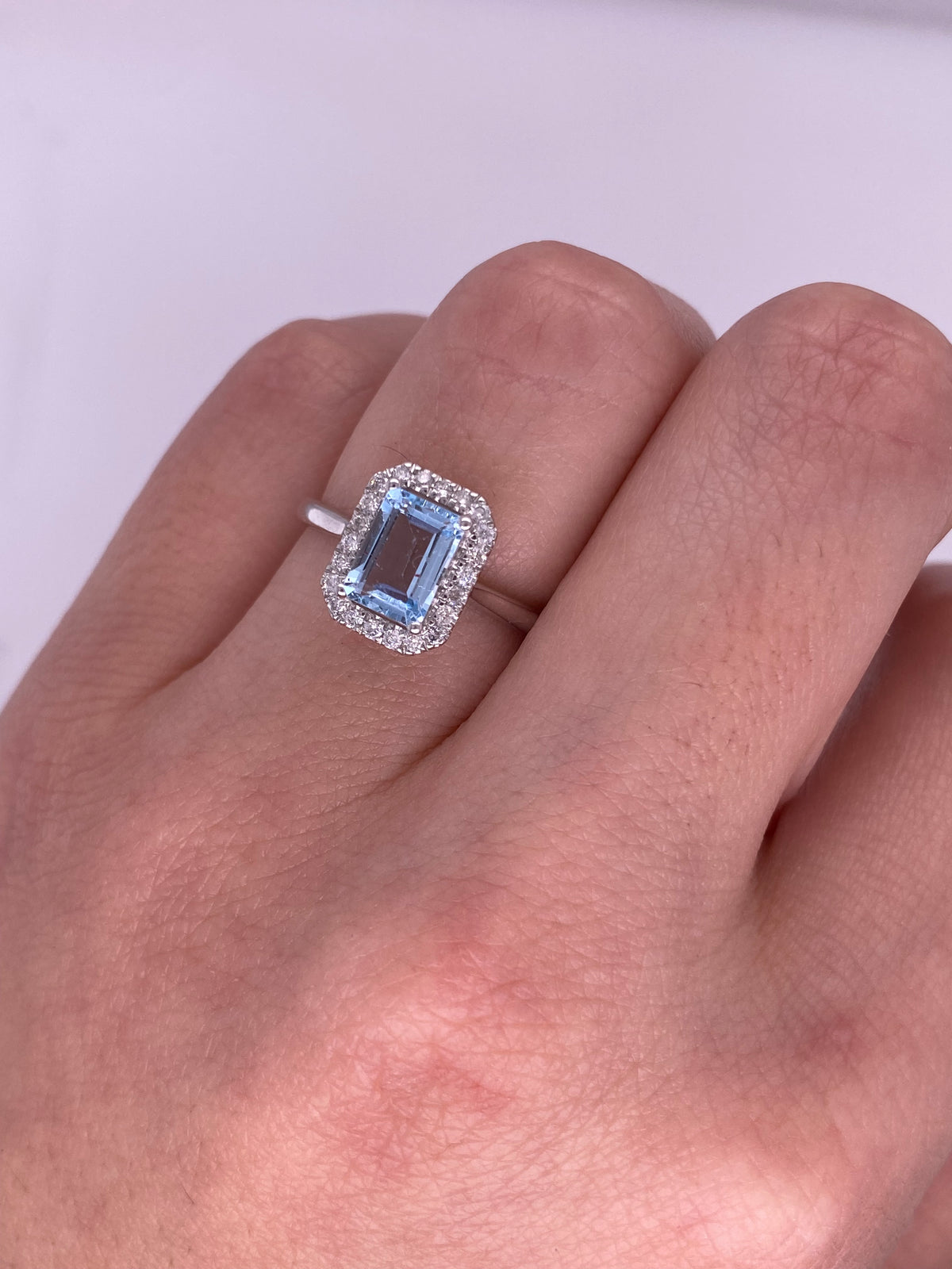 A0045 - Anillo aguamarina corte esmeralda con halo diamantes