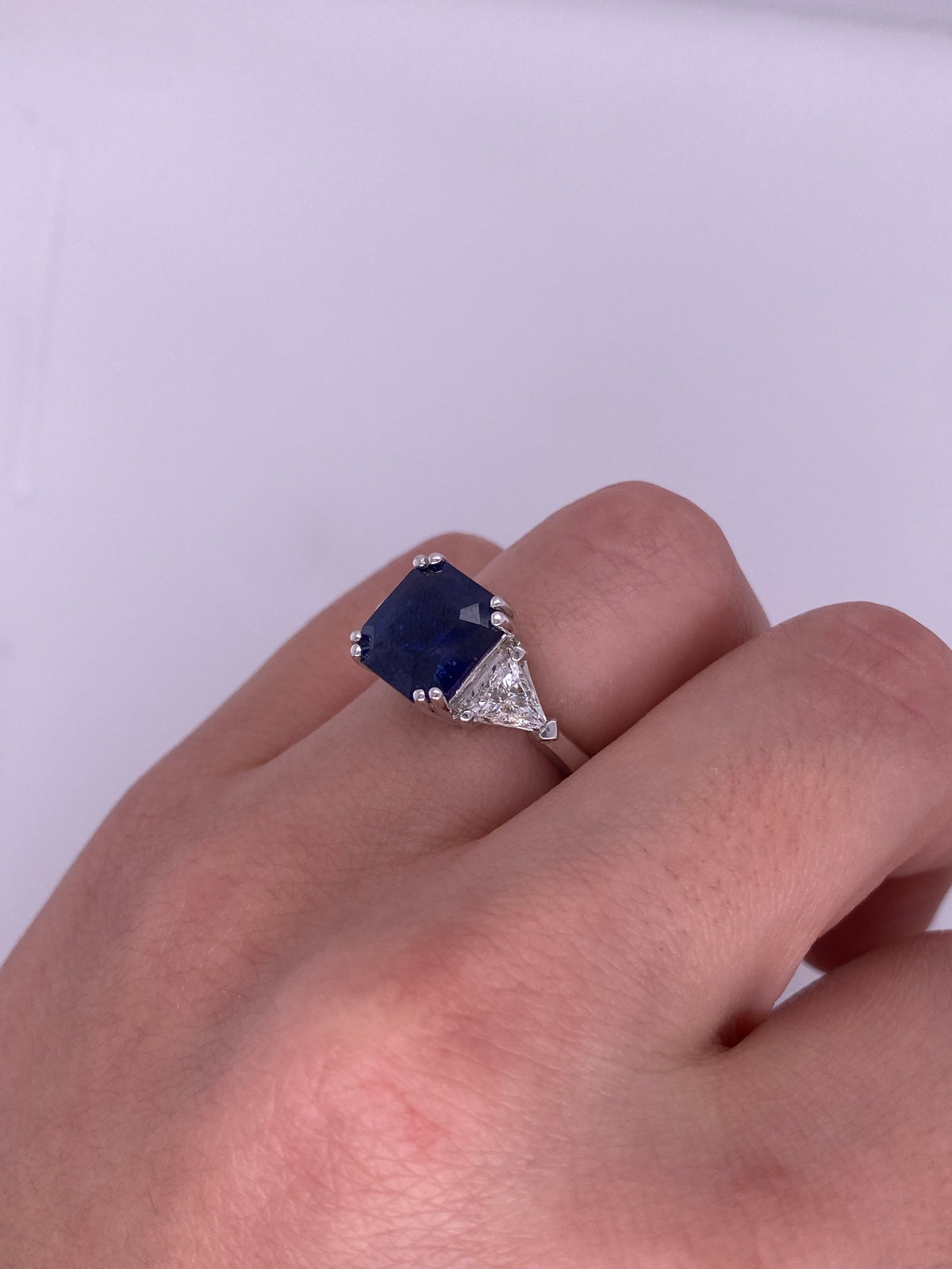 A0072 - Anillo three stone zafiro con diamantes