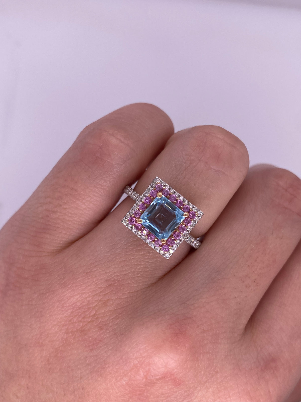 A0043 - Anillo aquamarina cuadrada con halo zafiro rosa