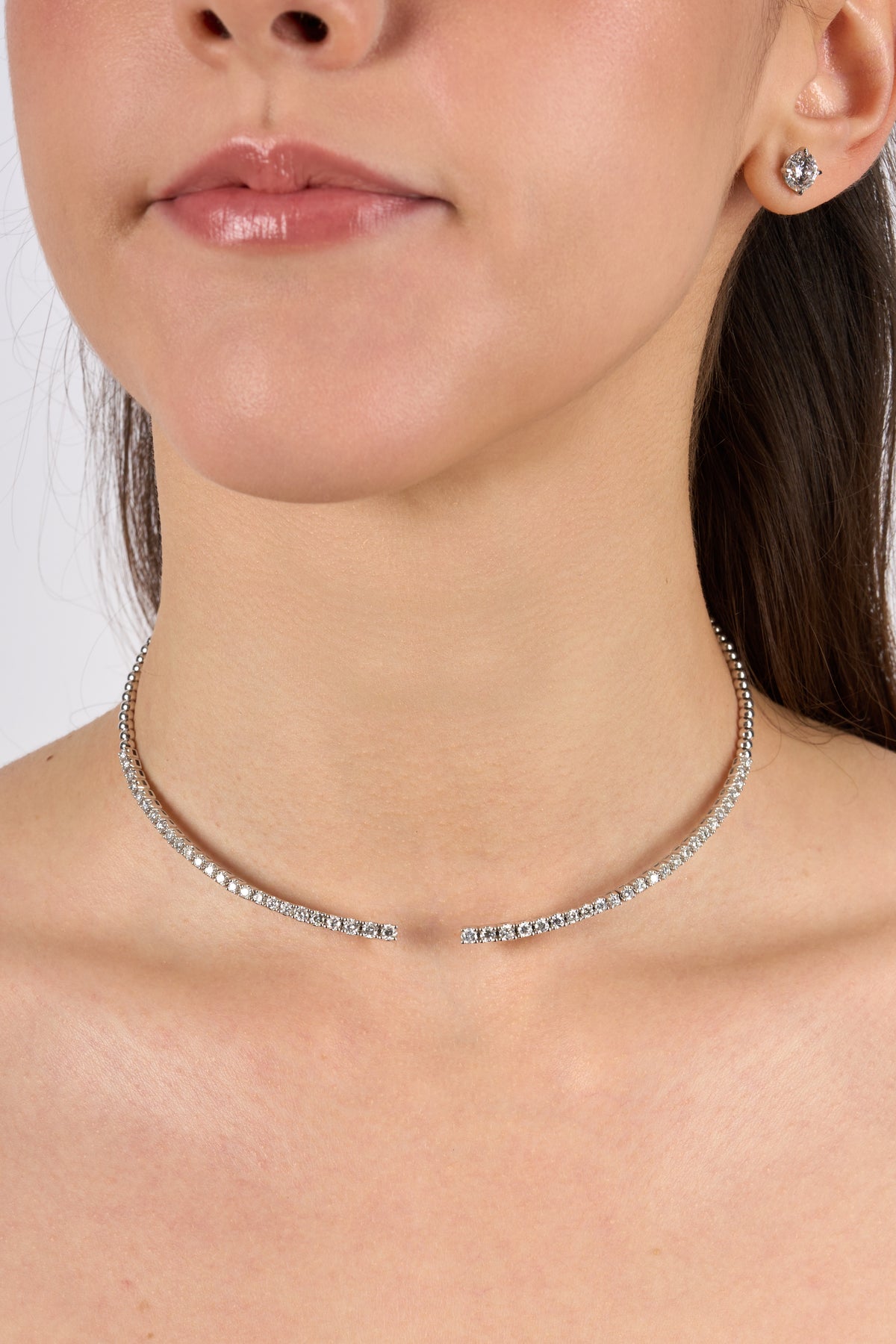 C0543 - Omega con diamantes abierto