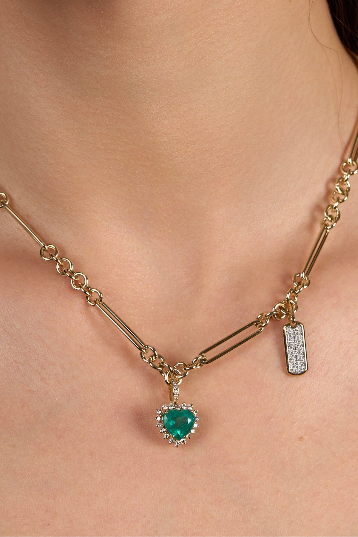 C0293 - Dije con broche Lady Di corazón esmeralda chico