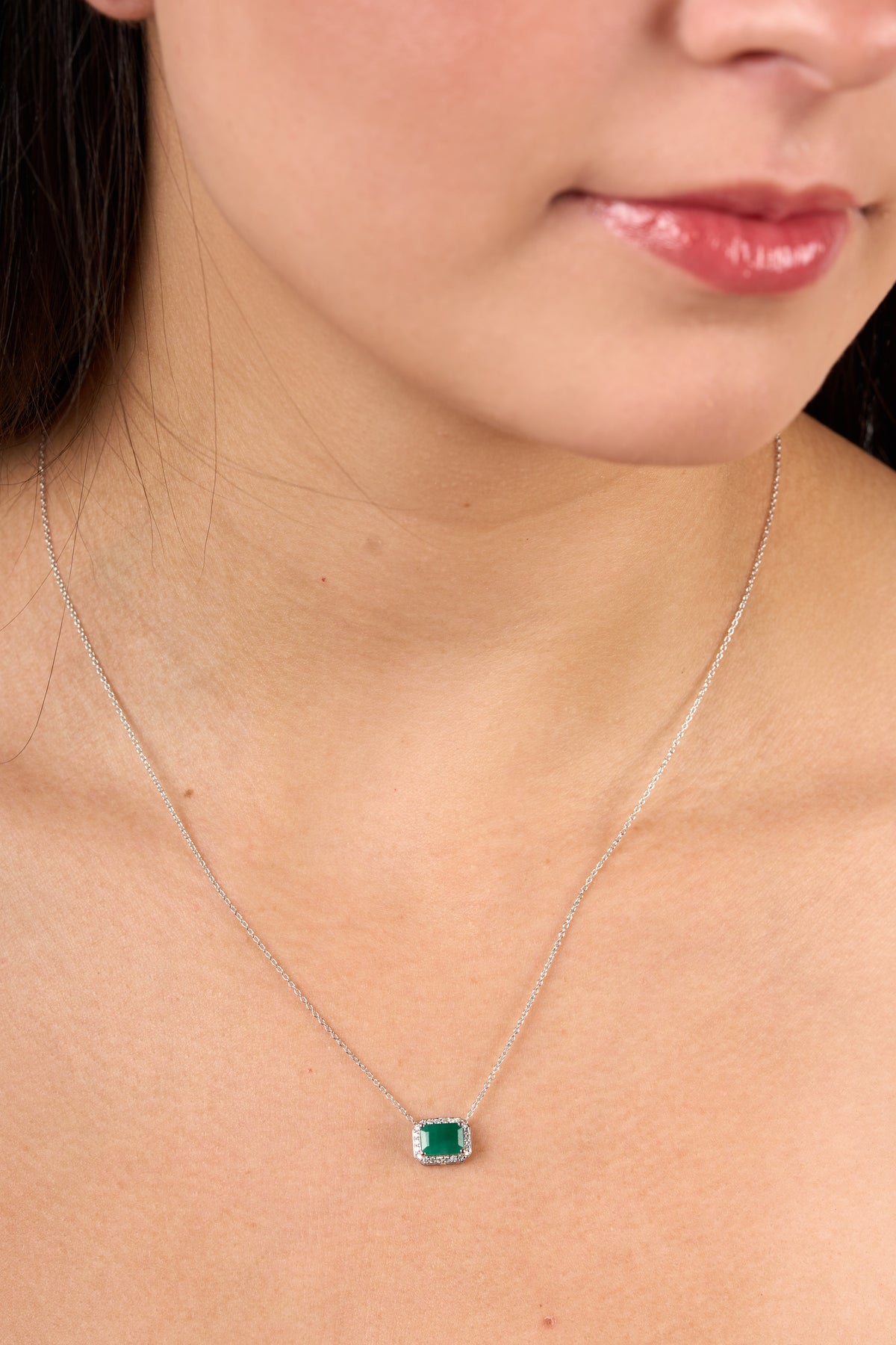 C0207 - Collar esmeralda con halo