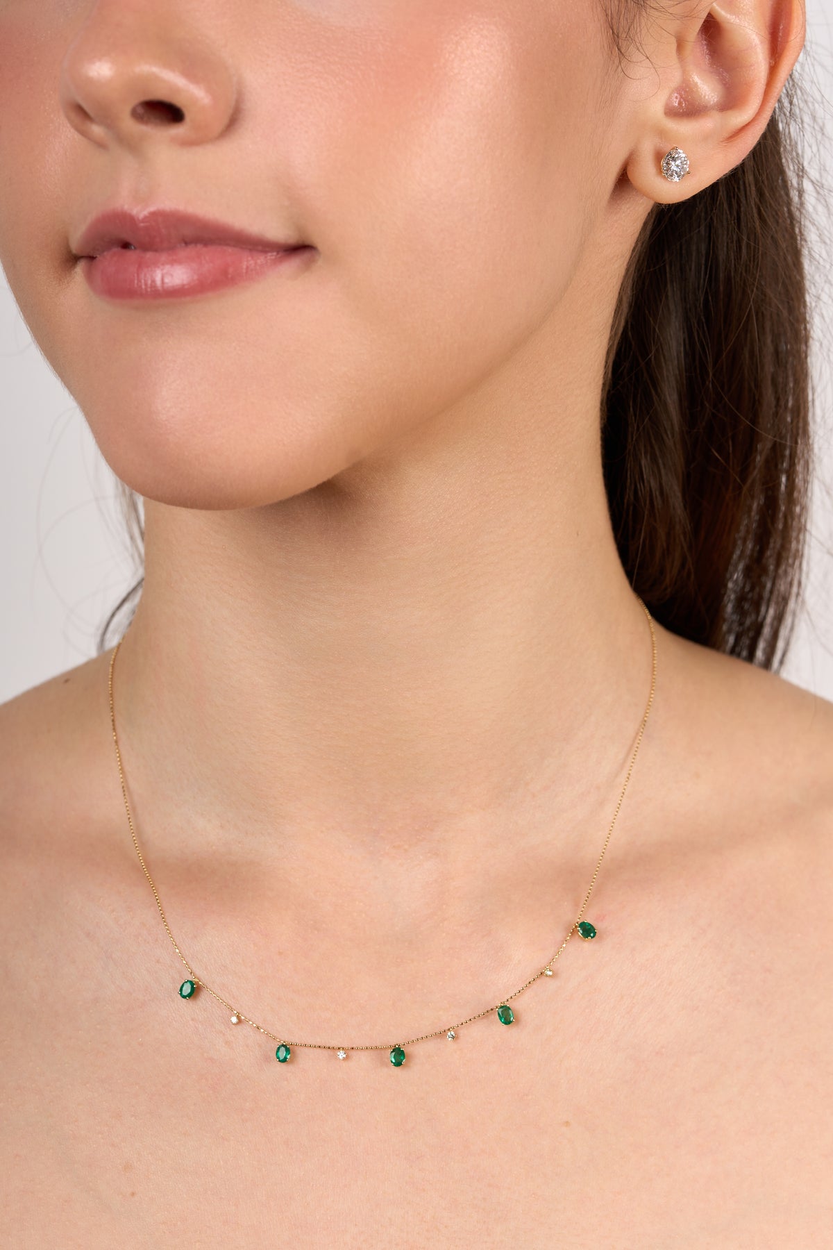 C0399 - Collar con esmeraldas y diamantes colgando