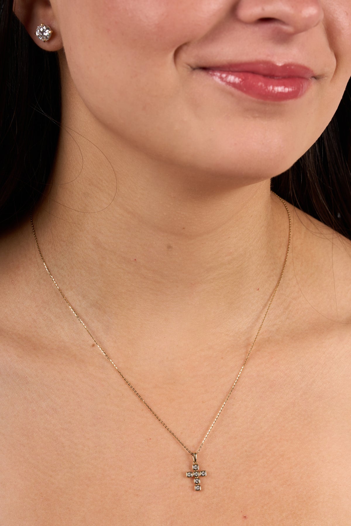 C0156 - Collar cruz diamantes redondos biselados mediano