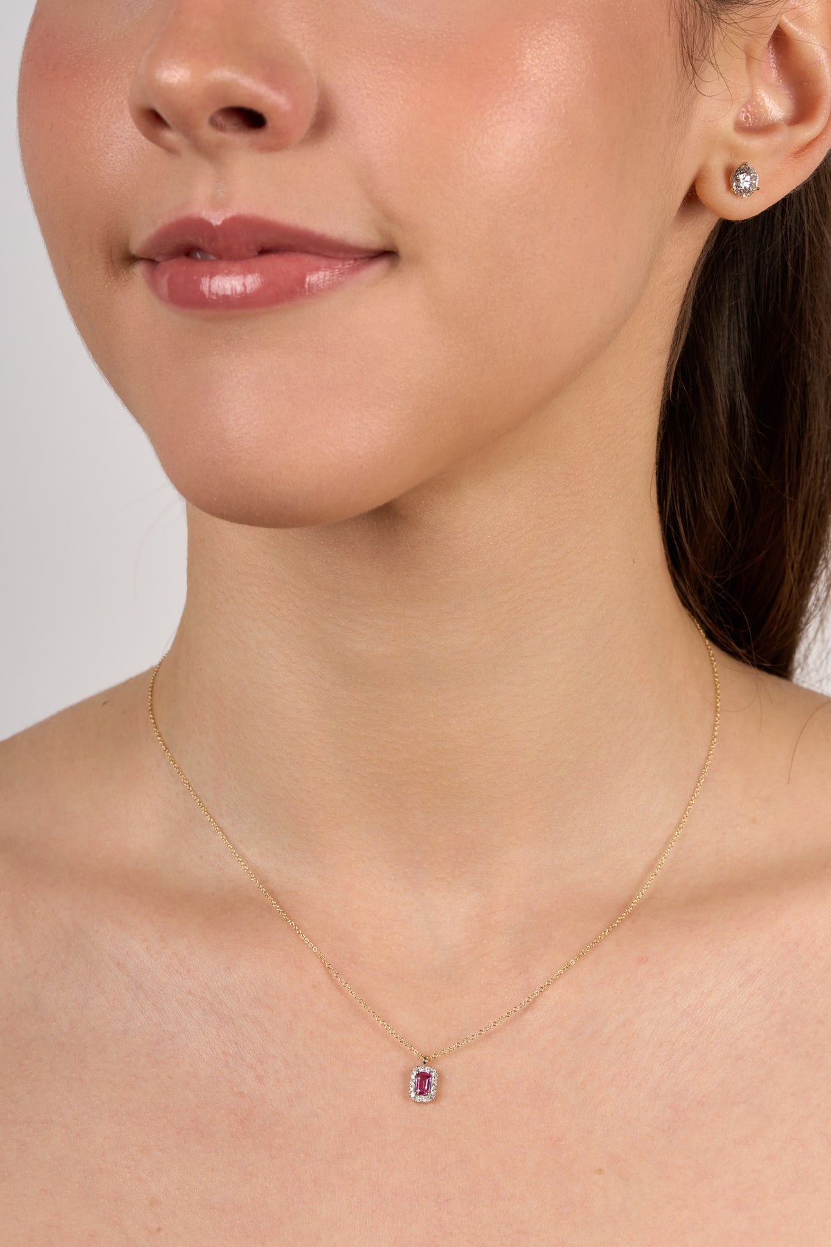 C0112 - Collar rubí corte esmeralda con halo