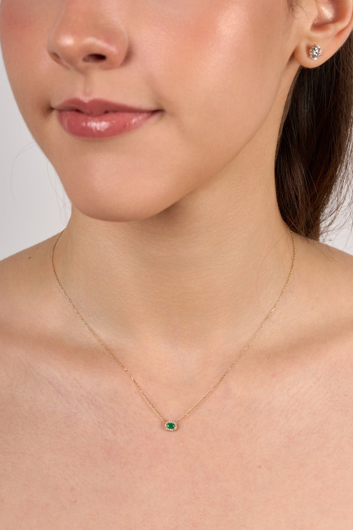 C0198 - Collar esmeralda oval chico con halo