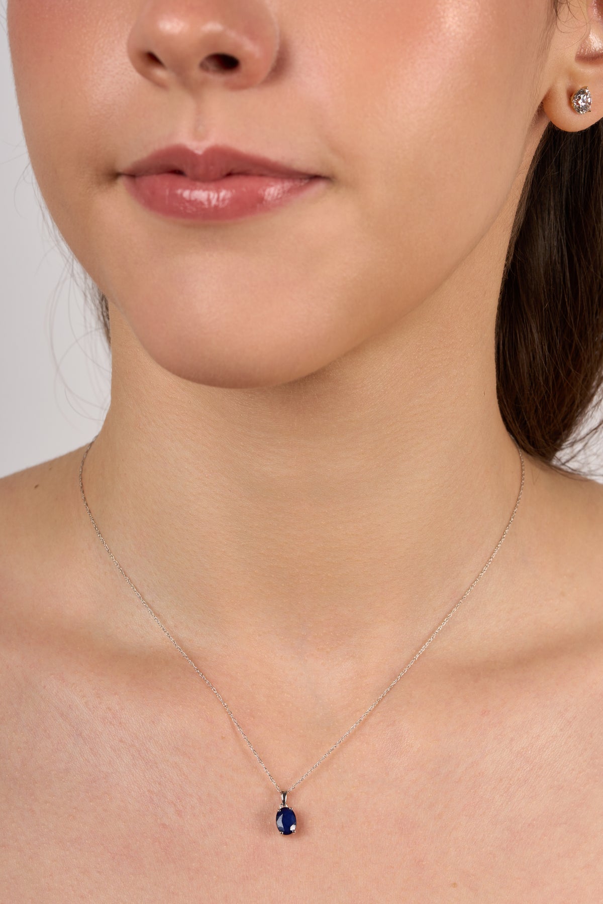 C0598 - Collar con zafiro solitario ovalado