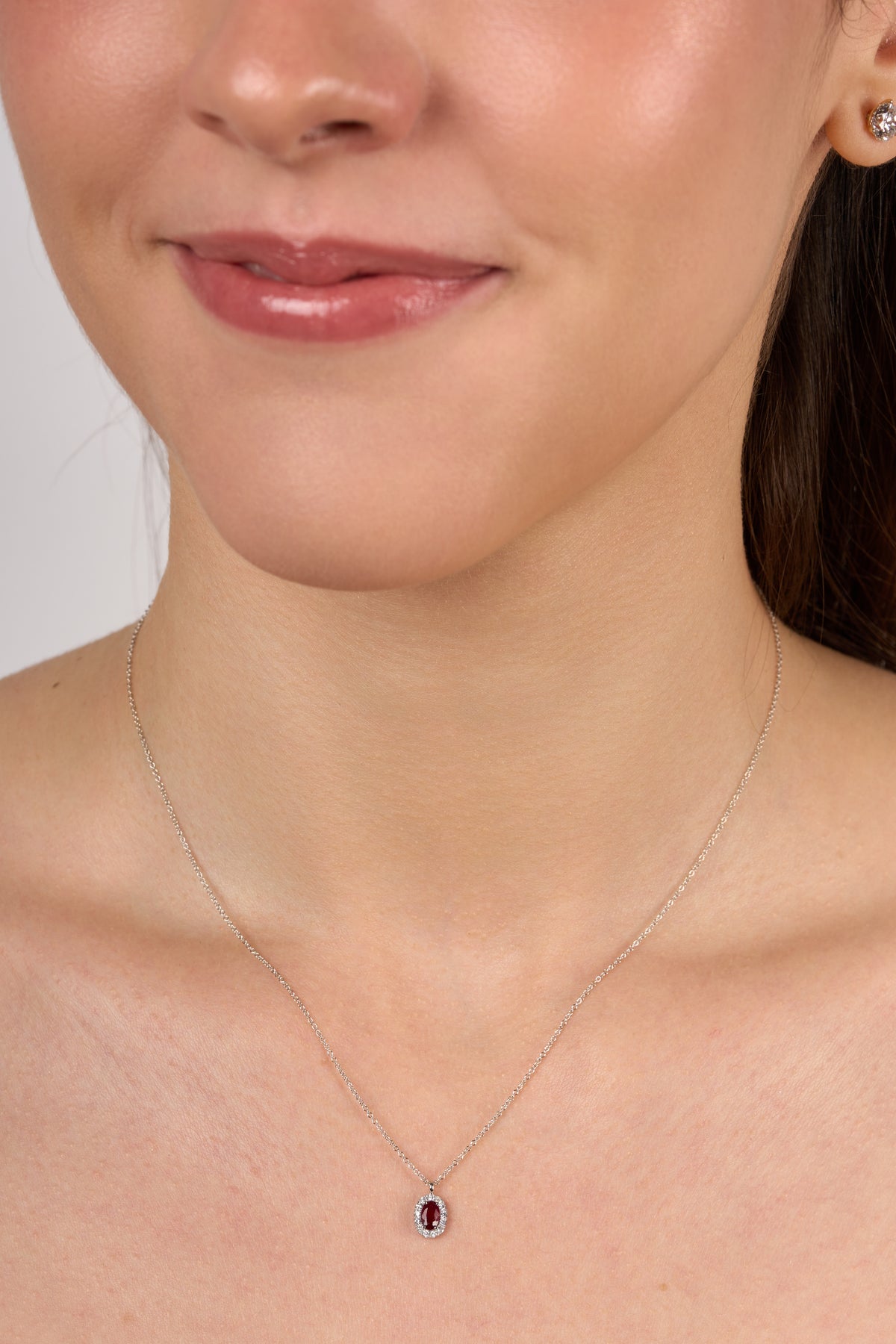 C0088 - Collar rubí ovalado con halo