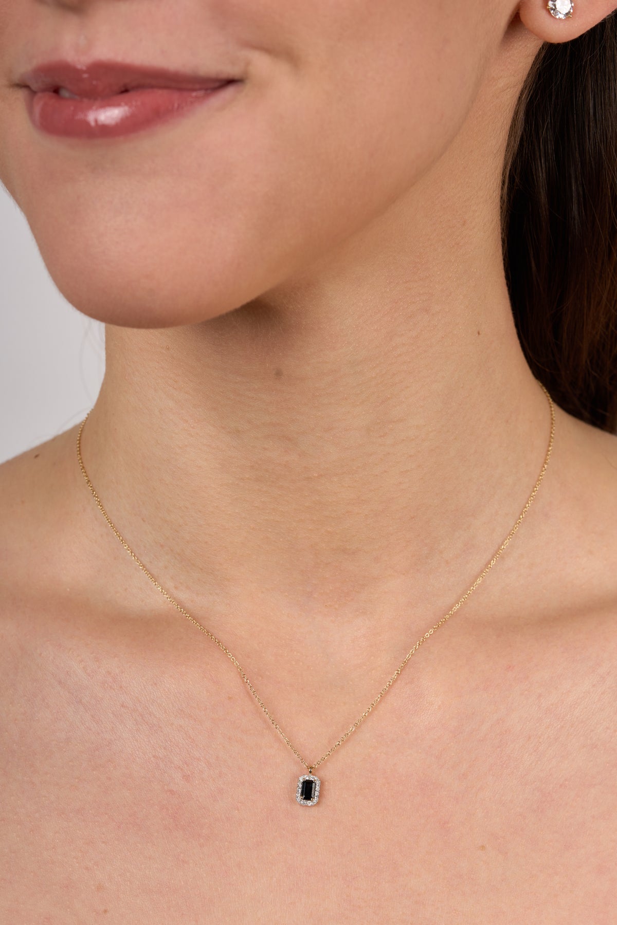 C0096 - Collar zafiro corte esmeralda con halo