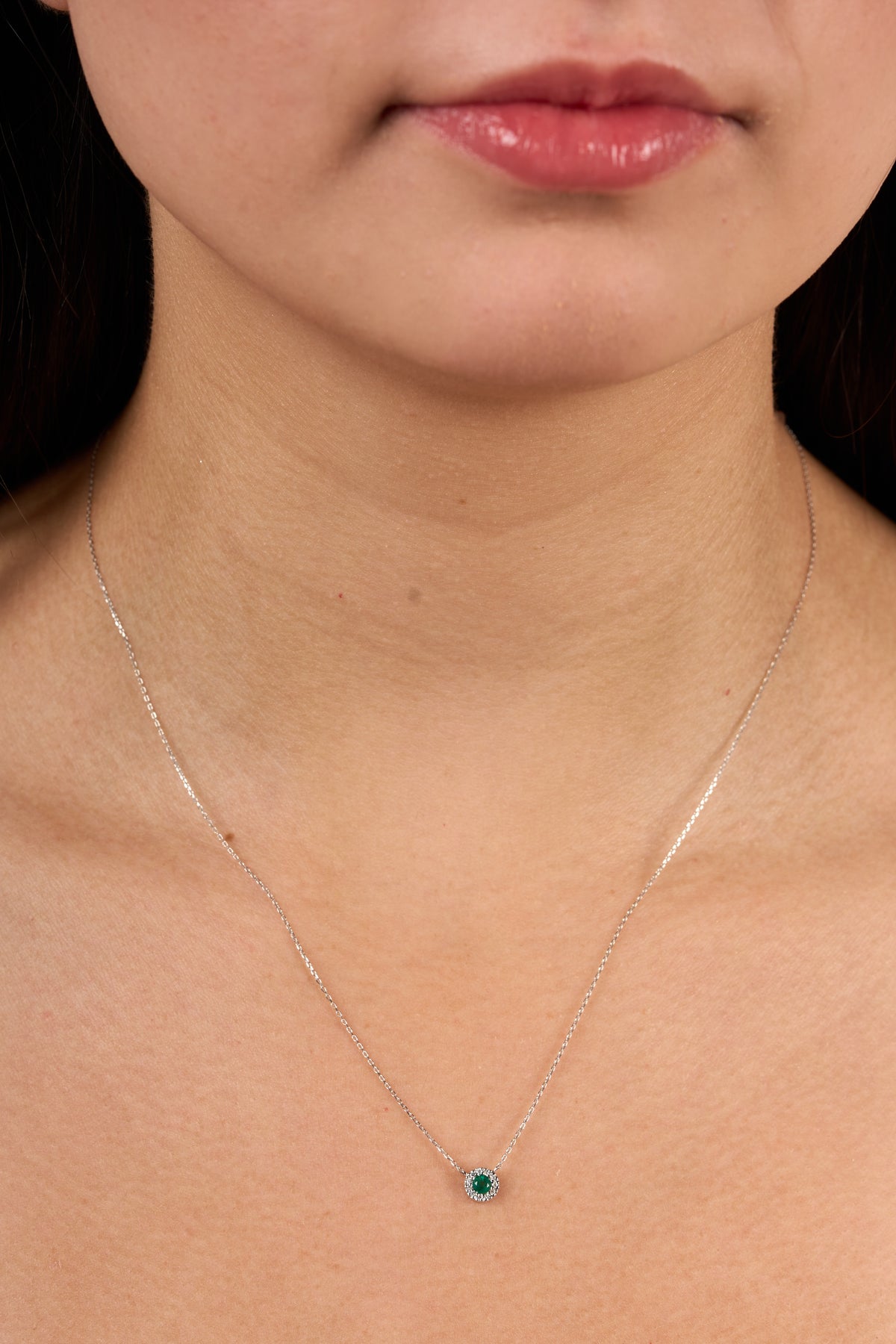 C0192 - Collar esmeralda redondo chico con halo