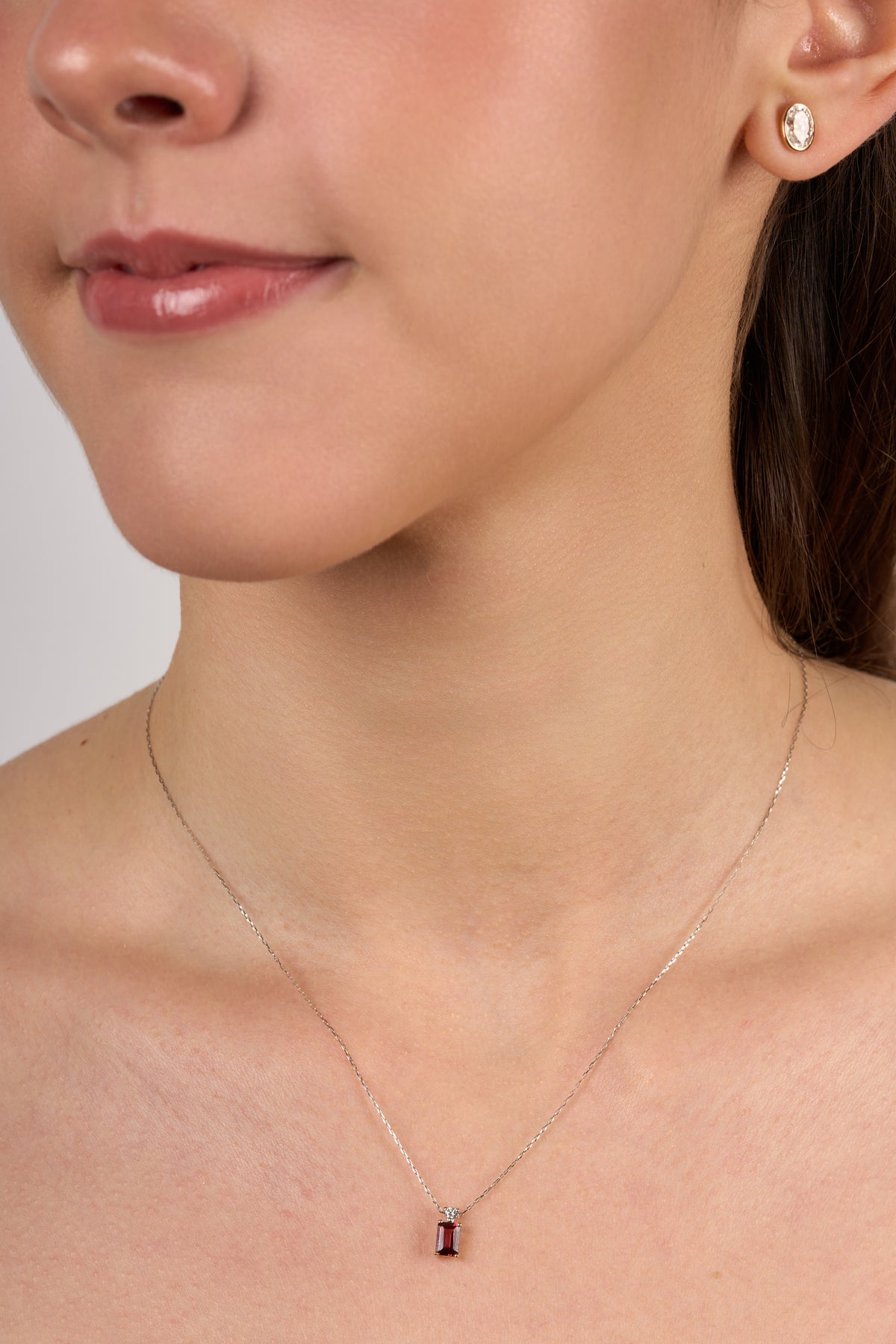 C0535 - Collar granate vertical con diamante