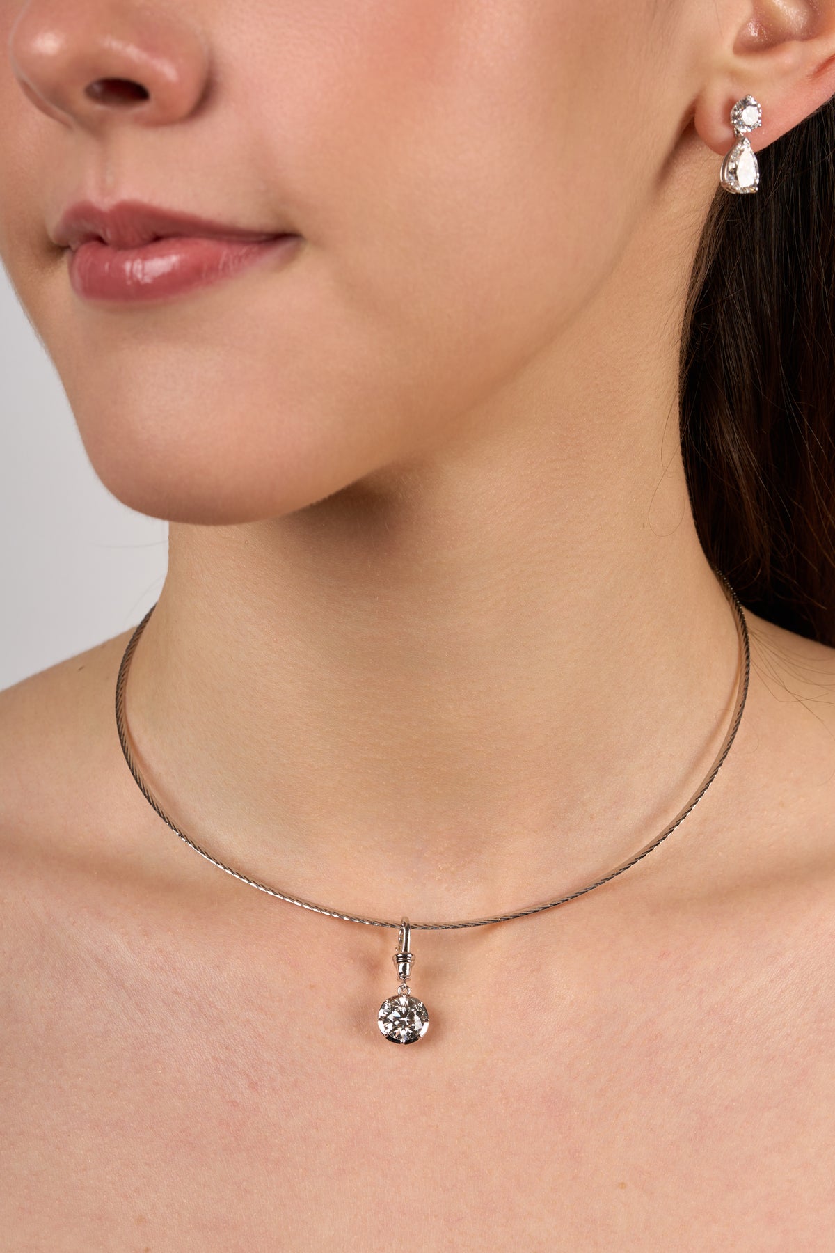 C0518 - Dije con broche diamante redondo biselado 1 cts lab
