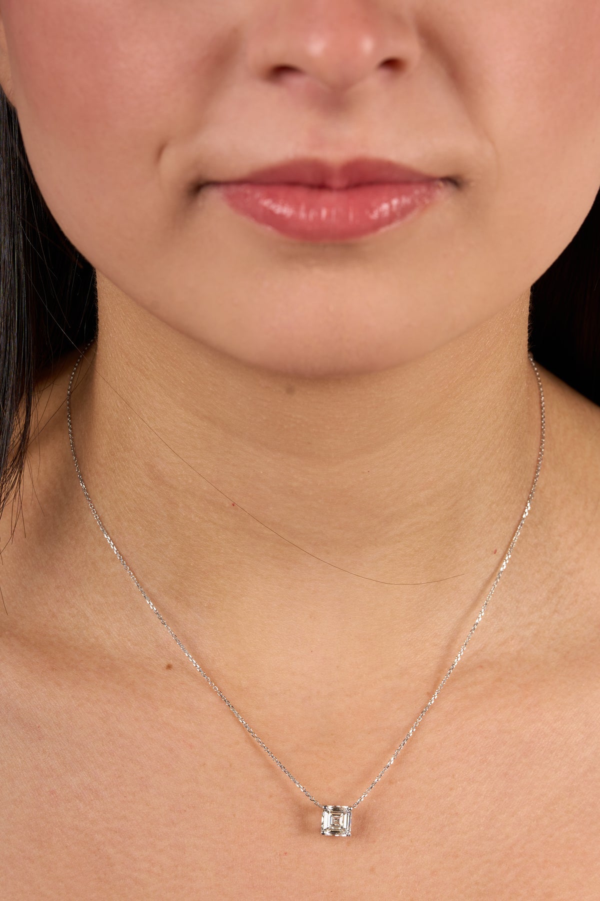 C0531 - Collar diamante cuadrado canasta solitario