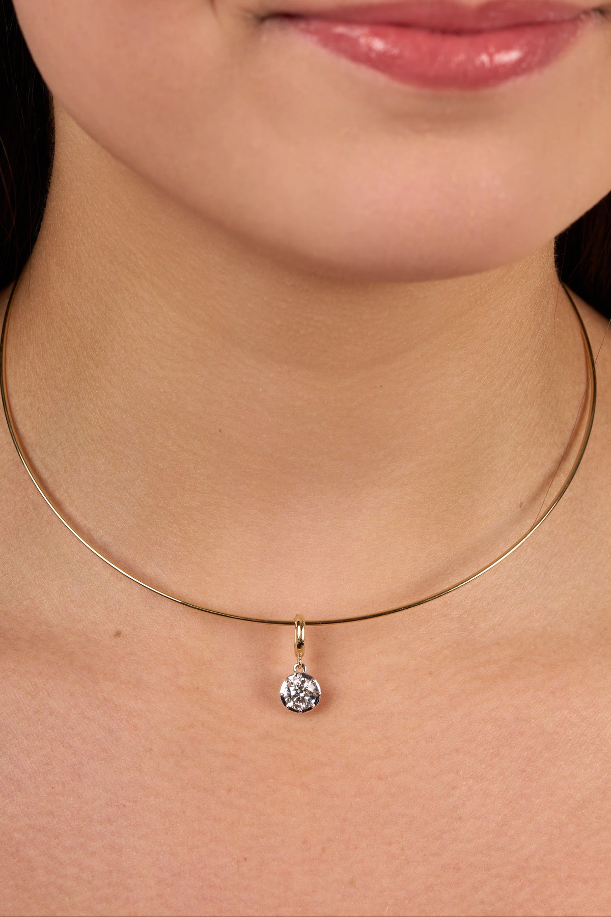 C0519 - Dije con broche amarillo diamante redondo biselado 1 cts lab