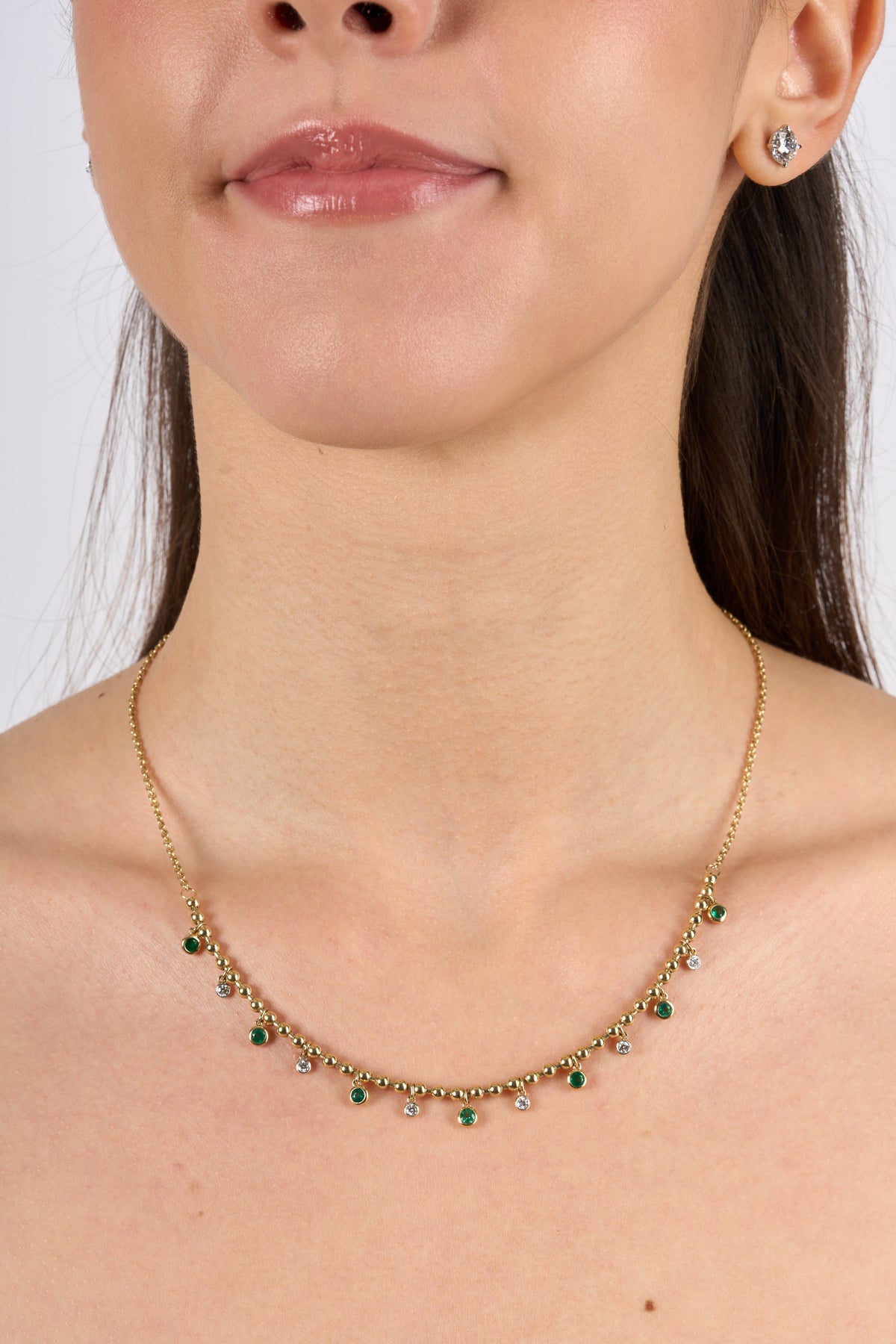G0053 - Media gargantilla bolitas de oro con esmeraldas colgantes
